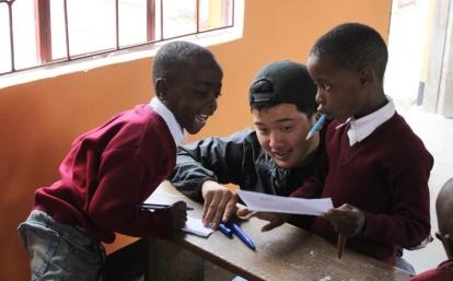 タンザニアで子供たちの学習をサポートする日本人高校生ボランティア